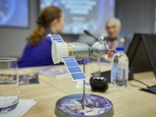 Пленарная сессия «Наука на пилотируемых орбитальных станциях» состоялась в ИКИ РАН 6 апреля. Фото: Елена Либрик / «Научная Россия»