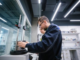 Натрий-ионные аккумуляторы: зарождение отрасли. Интервью с замдиректора Центра энергетических технологий Сколтеха Станиславом Федотовым. Фото: Ольга Мерзлякова / «Научная Россия»