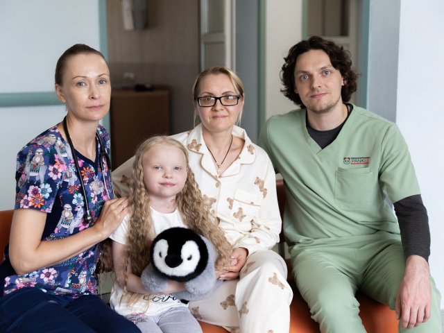 НМИЦ им. Мешалкина. Пациентка с мамой и врачами Юрием Кулябиным и Дарьей Погребницкой перед выпиской 2