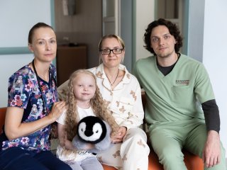 НМИЦ им. Мешалкина. Пациентка с мамой и врачами Юрием Кулябиным и Дарьей Погребницкой перед выпиской 2