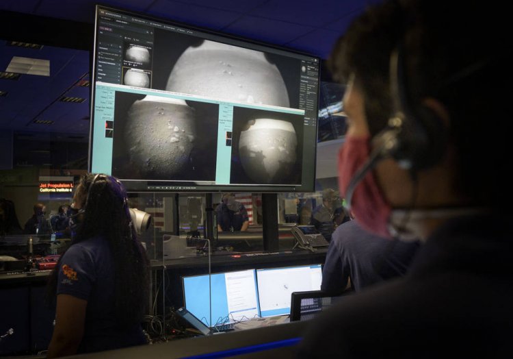 Члены команды марсохода "Perseverance" наблюдают за процессом получения первых снимков.Источник фото: NASA/Bill Ingalls