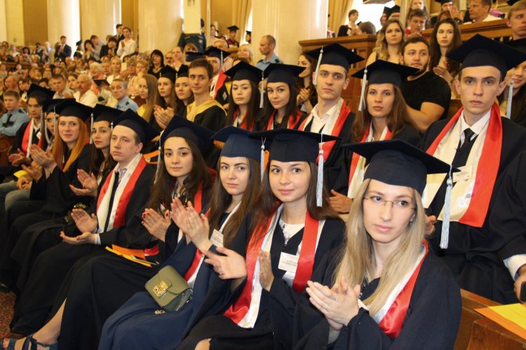 В МГУ поздравляют выпускников