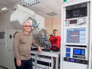 Николай Коваль и Владимир Денисов с установкой «УНИКУУМ». Фото предоставлено пресс-службой ТНЦ СО РАН