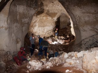 Карстовая пещера в Крыму служила логовом…