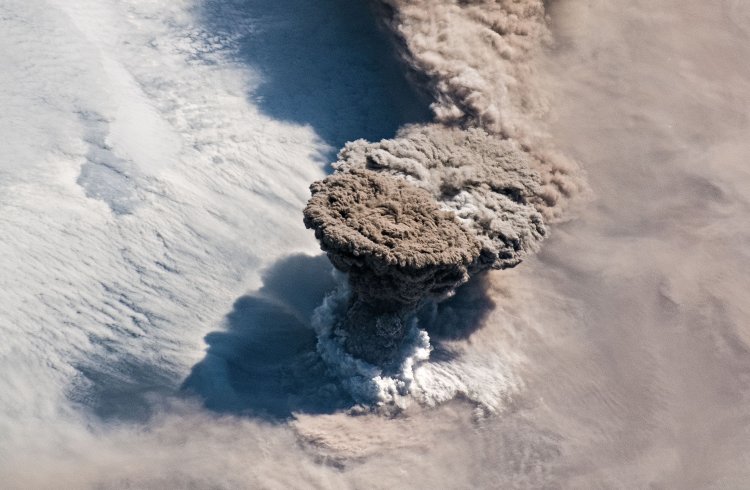 Пепловая колонна извержения вулкана Райкоке 22 июня 2019 года поднялась к границе стратосферы. Фото NASA