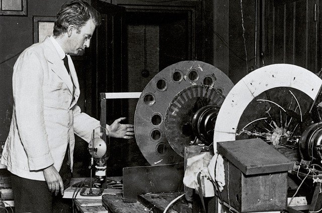 Джон Бэрд и его механический телевизионный аппарат.