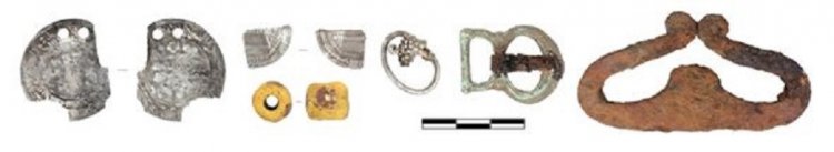 Находки из разрушенных погребений могильника Гнездилово: дирхемы, бусина, височное кольцо, пряжка, кресало
