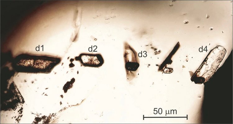 Микрофотография зерен мерриллита в алмазе. Шкала — 50 микрометров