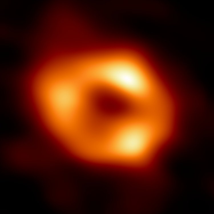 Первый в истории снимок Стрельца А* — черной дыры, расположенной в центре Млечного Пути.  