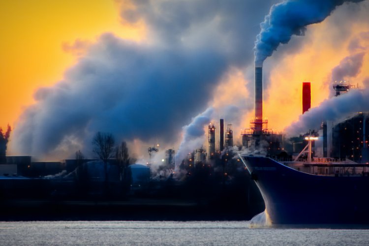 Электроэнергию из промышленных выбросов научились добывать в Обнинске. Изображение: Chris LeBoutillier / фотобанк Unsplash 