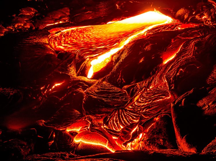 Вулканическая лава. Фото: fominayaphoto / фотобанк 123RF
