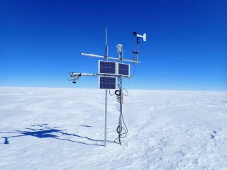 Ретрансляционная станция, беспилотная метеостанция в глубине Восточной Антарктиды. Беспилотные станции выявили основную причину потепления в глубине Восточной Антарктиды. Фото: Naoyuki Kurita, Nagoya University
