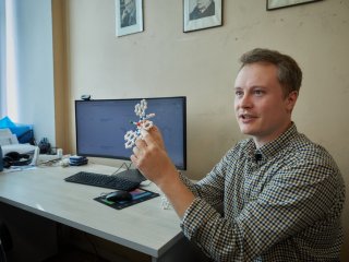 ИИ в химии, новые материалы и «переключаемые» молекулы. Студенческий тур в ИОНХ РАН. Фото: Елена Либрик / «Научная Россия»