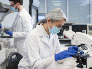 Исследователи в лаборатории. Фото: freepik / фотобанк Freepik