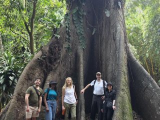 Профессор Хайко Бальстер, доктор Нежа Асил (справа) и коллеги из Лестерского университета в зооботаническом саду Музея Эмилио Гоэльди в Белене, где растут деревья и обитают животные Амазонии. Фото: University of Leicester / Heiko Balzter
