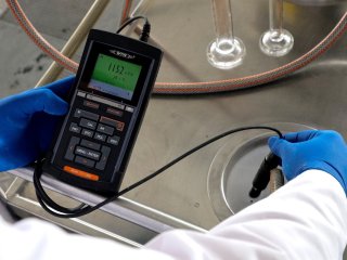 Измерение электропроводности моющего раствора в емкости пилотной установки фильтрации. Фото: Олег Вечер / предоставлено пресс-службой СКФУ