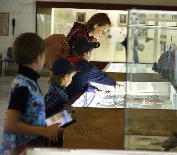 Детская экскурсия в московском Палеонтологическом музее