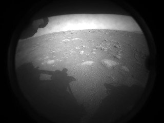 Первый снимок Марсохода "Perseverance". Источник фото: mars.nasa.gov/JPL-Caltech