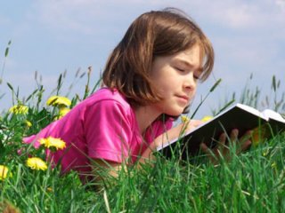 Ребенок охотнее читает летом, если сам выбирает книги для программы