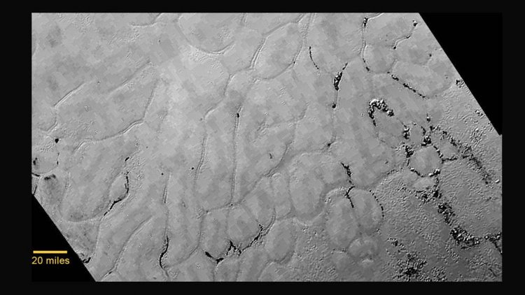 В «сердце» Плутона нашли ледяную пустыню