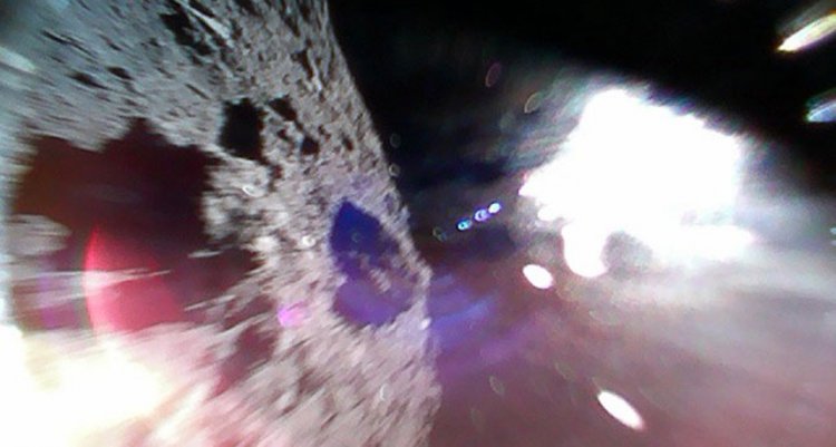 Космический зонд «Хаябуса-2» отправил первые фотографии с астероида Рюгу