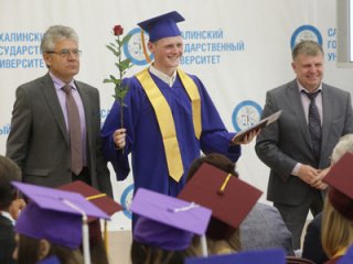 Александр Сергеев вручил дипломы выпускникам СахГУ…