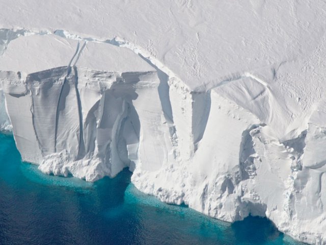 Обрушение морских ледяных скал не всегда может быть неизбежным