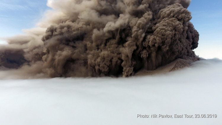 Выбросы пепла из кратера вулкана Райкоке прорывают облака, 23 июня 2019 года. Фото Н.Н. Павлова, компания East Tour, Петропавловск-Камчатский