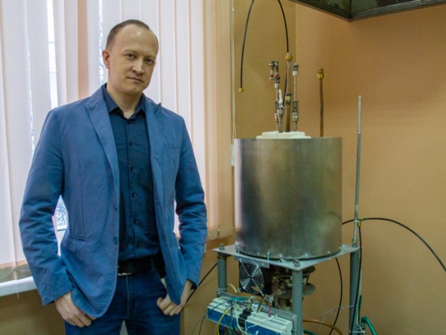 Исследование свойств манганита под руководством Алексея Сунцова / Фото: Владимир Анисимов.