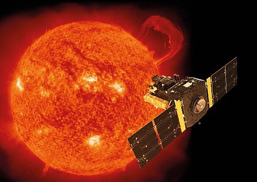 Иллюстрация спутника SOHO на фоне Солнца. Источник: Википедия