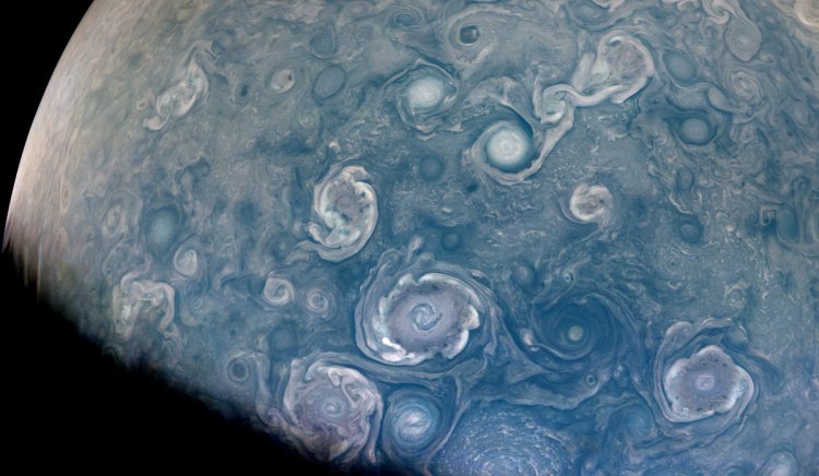 Мощные штормы вокруг северного полюса Юпитера, запечатленные миссией НАСА «Юнона». Источник: NASA/JPL-Caltech/SwRI/MSSS, обработка изображения Брайаном Свифтом