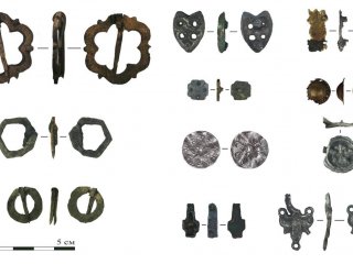 Находки: предметы с владельческими знаками, пряжки, накладки, жетон, крест 
