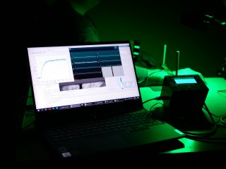 На монитор компьютера выводятся изображение исследуемой области руки, график изменения температуры нагрева и данные электрокардиограммы пациента