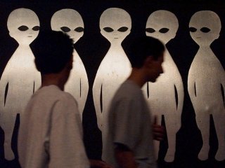 Посетители Международного музея НЛО в Розуэлле. Источник: Susan Sterner / AP Photo