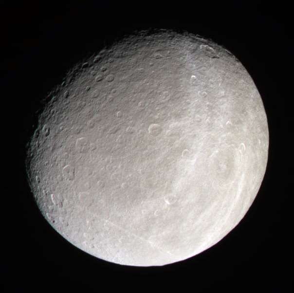 спутник Сатурна Рея. Источник фото: снимок с аппарата «Кассини», 16 января 2005 г. / NASA / JPL