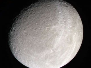 спутник Сатурна Рея. Источник фото: снимок с аппарата «Кассини», 16 января 2005 г. / NASA / JPL