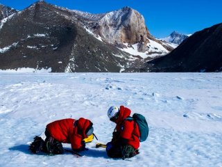 Отбор проб льда на участке голубого льда в горной местности. Фотография сделана во время полевой миссии Института Антарктика Чилена (INACH) в 2023-2024 годах на леднике Юнион в горах Элсуорт, Антарктида