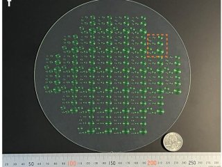 Окончательный вариант одноцветной линзы печатается на пластине и напоминает кремниевые чипы до того, как их помещают в более крупные схемы. Фото: ©2024 Konishi et al. CC-BY-ND