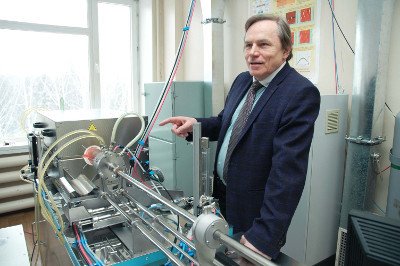 Заведующий лабораторией физики и технологии трехмерных наноструктур ИФП СО РАН член-корреспондент РАН Виктор Яковлевич Принц (автор фото Виктор Яковлев)