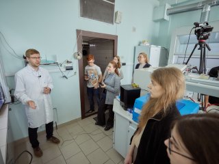 ИИ в химии, новые материалы и «переключаемые» молекулы. Студенческий тур в ИОНХ РАН. Фото: Елена Либрик / «Научная Россия»