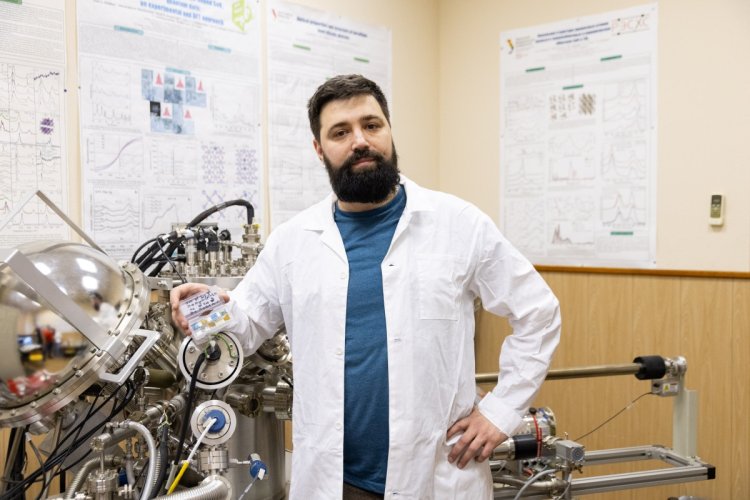 Руководитель исследований от Уральского федерального университета, заведующий лабораторией фотовольтаических материалов УрФУ кандидат физико-математических наук Иван Сергеевич Жидков. Фото: Родион Нарудинов / пресс-служба УрФУ