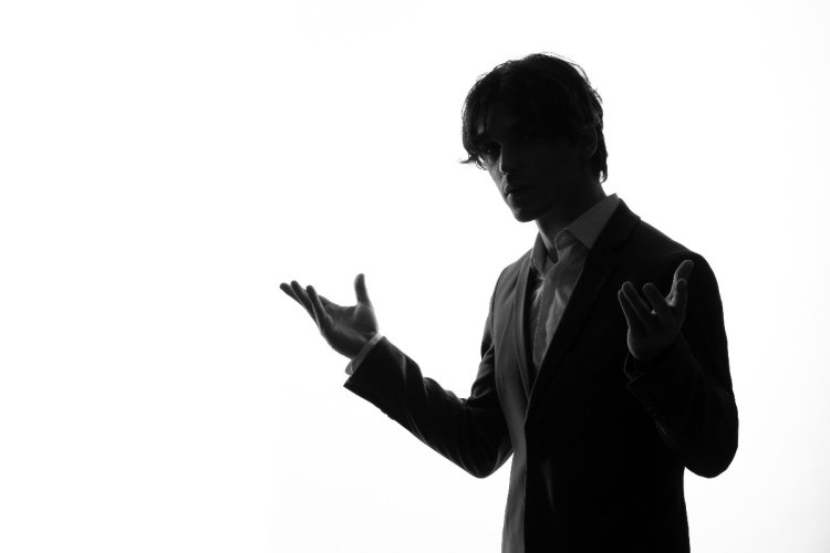 Многомодальный анализ позволяет ИИ справляться с различными помехами. Например, если видео будет записано в полумраке, эмоции человека все еще можно будет определить по звуковой информации и содержанию речи.Фото: KamranAydinov / фотобанк Freepik