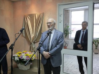 Академику Фортову — 80 лет! В ОИВТ РАН открылась мемориальная доска в память о великом ученом. Фото: Ольга Мерзлякова / Научная Россия