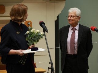 Лауреатов премии OGANESSON–2025 наградили в зале Микеланджело Пушкинского музея. Фото: Николай Малахин / Научная Россия