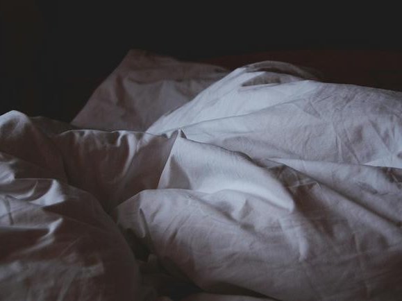 Исследователи изучают влияние недосыпа на мозг. Фото: Krista Mangulsone, Unsplash (CC0, https://creativecommons.org/publicdomain/zero/1.0/)