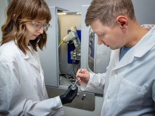 Руководитель проекта, кандидат физико-математических наук Павел Валерьевич Андреев и младший научный сотрудник Ксения Сметанина. Фото: Андрей Скворцов / предоставлено пресс-службой ННГУ им. Н.И. Лобачевского