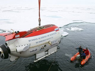 Спуск глубоководного аппарата "Мир-1" в ходе полярной экспедиции "Арктика-2007" © Сергей Хворостов/ ТАСС
