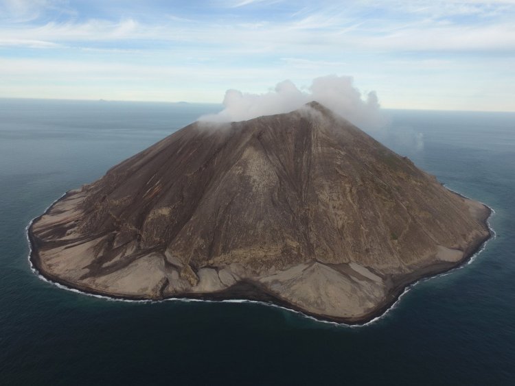 Остров-вулкан Райкоке после извержения, сентябрь 2019 года. Фото Н.Н. Павлова, компания East Tour, Петропавловск-Камчатский