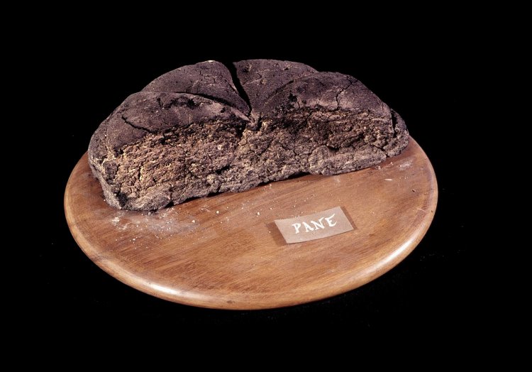Обугленная буханка хлеба из Помпеи, возрастом около 2 тыс. лет