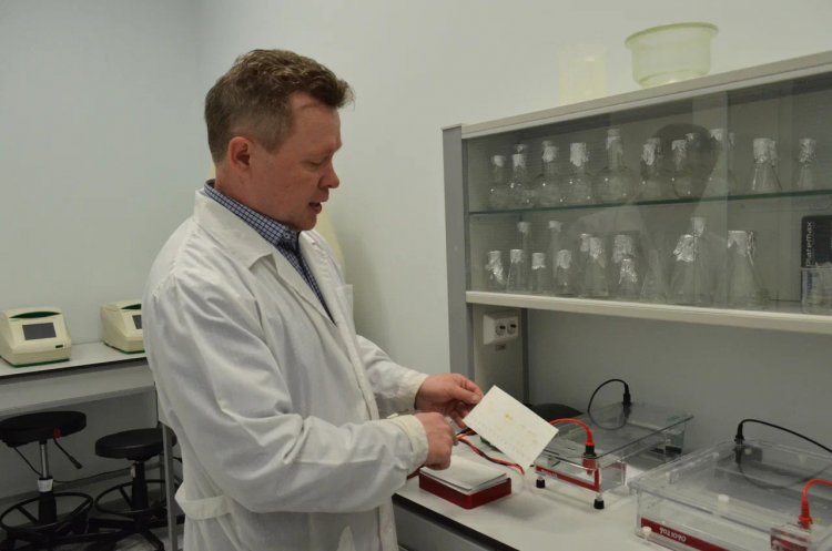 Александр Пауков в лаборатории УрФУ
